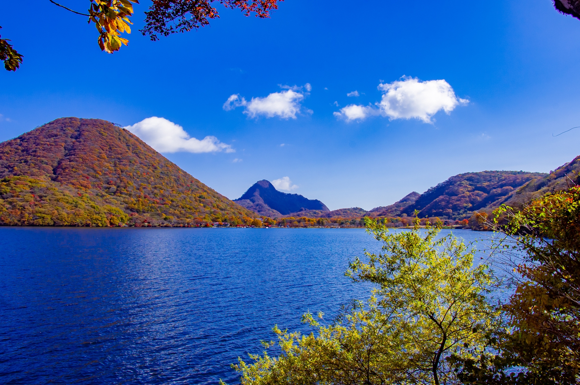 紅葉の山々に囲まれた榛名湖