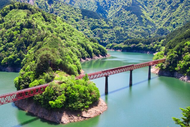 鉄道ファンに人気の奥大井湖上駅へ