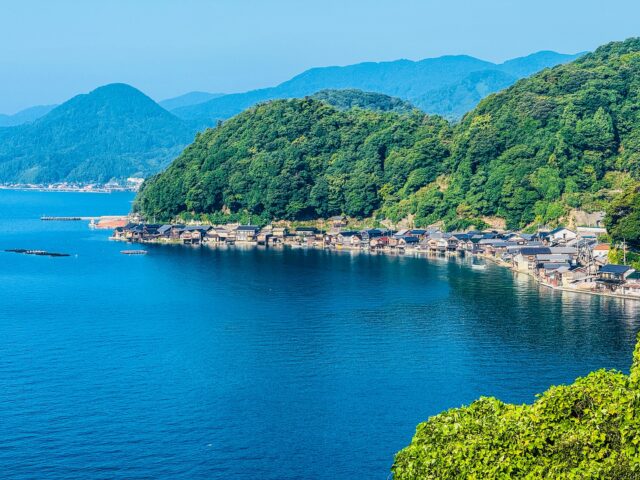 京都府北部の伊根町にある舟屋群。伊根浦一帯は国の重要伝統的建造物群保存地区に指定されています。