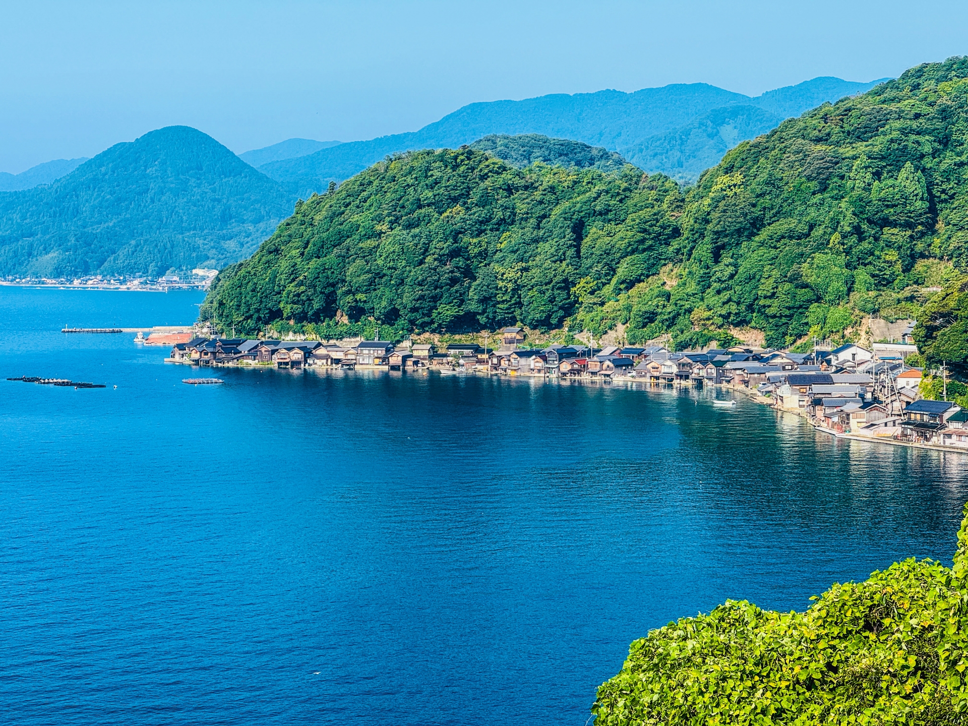 京都府北部の伊根町にある舟屋群。伊根浦一帯は国の重要伝統的建造物群保存地区に指定されています。