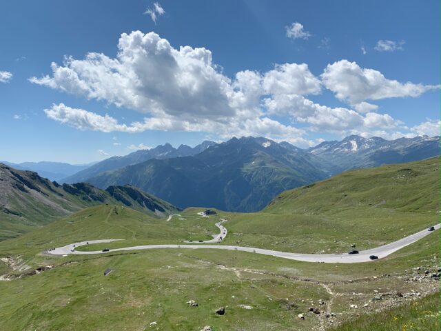 オーストリアの最高峰グロースグロックナーの鞍部を越えていく山岳道路は、多くの山岳や氷河が次々と展開するヨーロッパでも希少で圧巻の景観。