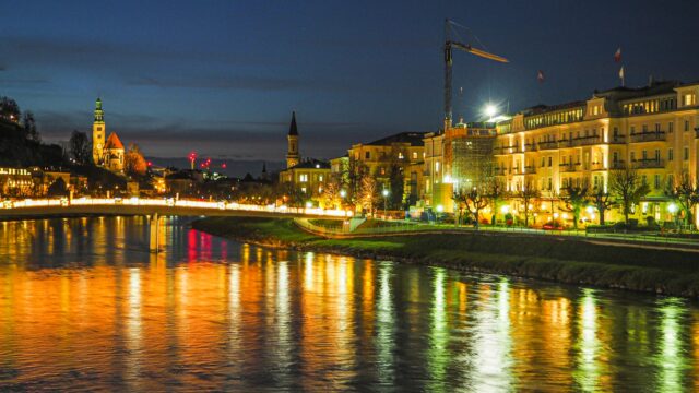 ユネスコ世界遺産に登録されているザルツブルク市街の歴史地区。音楽と歴史が融合した魅力的な観光地です。