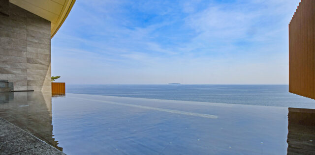 見渡せば海、見上げれば空が目の前に広がる天空の露天風呂【ホテルニューアカオ】