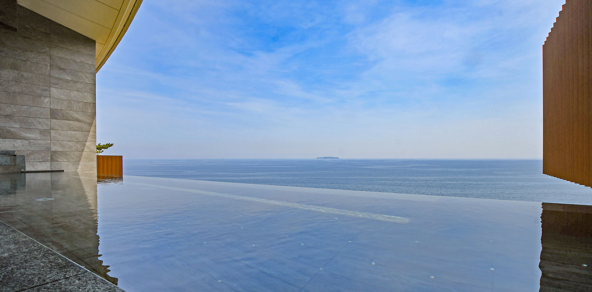 見渡せば海、見上げれば空が目の前に広がる天空の露天風呂【ホテルニューアカオ】
