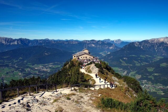 観光名所の海抜1,881mケールシュタイン山頂近くに建つヒトラーのティーハウス ケールシュタインハウス