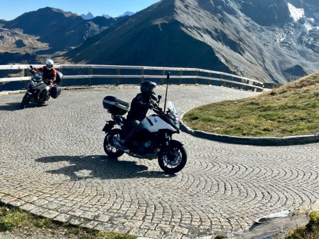 雄大な景色の山岳路をアドベンチャーモデルで駆け抜ける