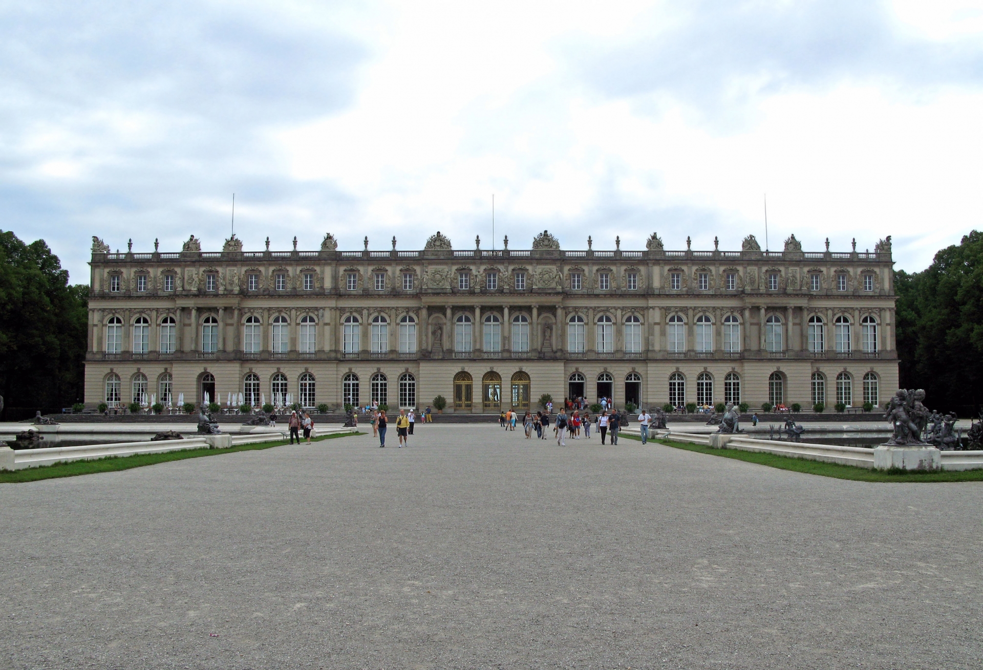 ドイツ バイエルン州のキーム湖の中央に浮かぶヘレンインゼルに位置する世界遺産のヘレンキームゼー城