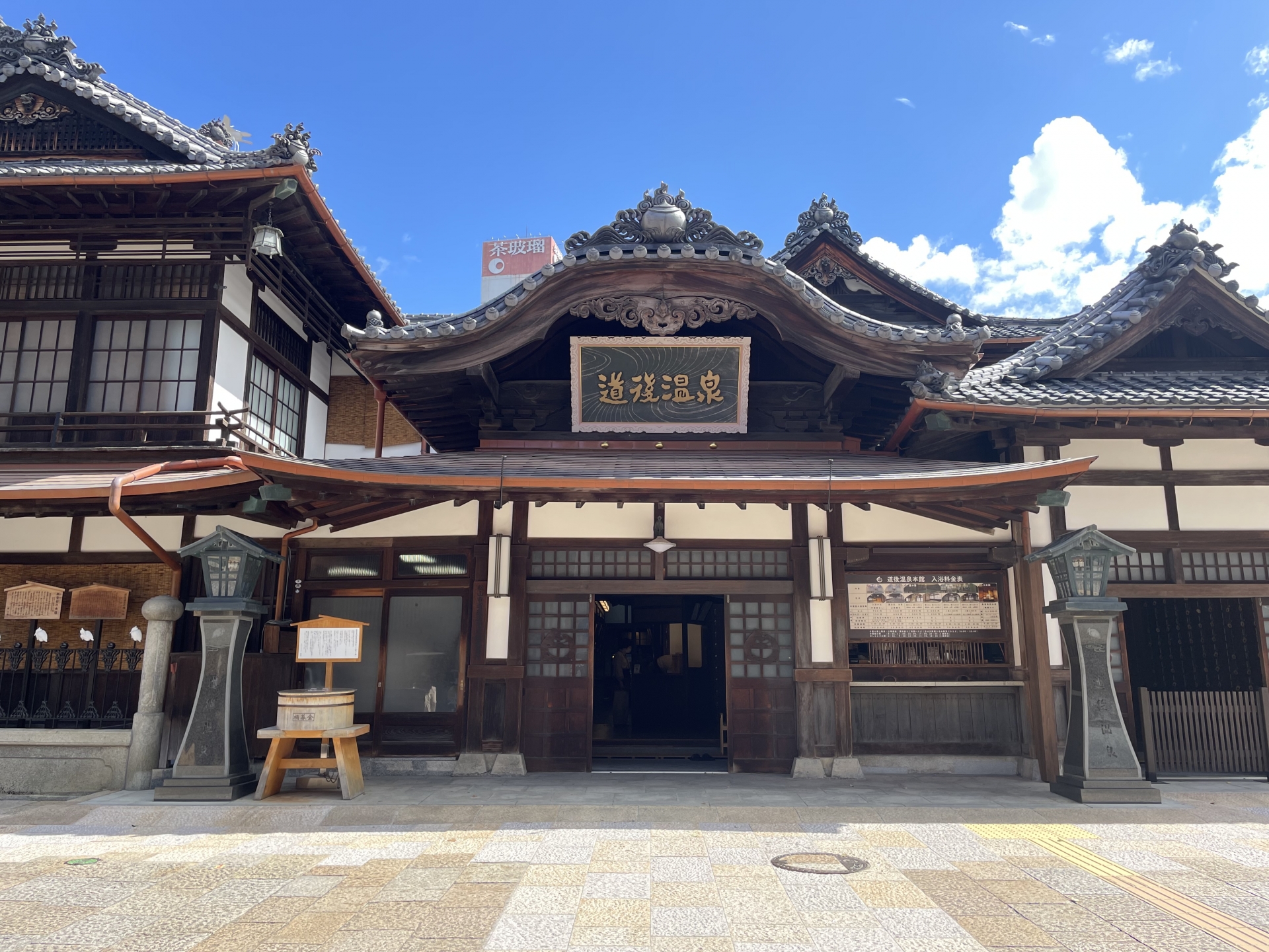 約3000年の歴史を持つ日本最古の温泉のひとつで「日本三古湯」に数えられ、国の重要文化財である「道後温泉本館」。温泉街の散策も楽しめます。