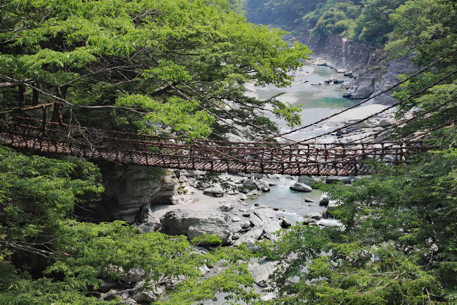 かずら橋は徳島県三好市の祖谷渓に架かるシラクチカズラで造られた吊り橋。国の重要有形民俗文化財。