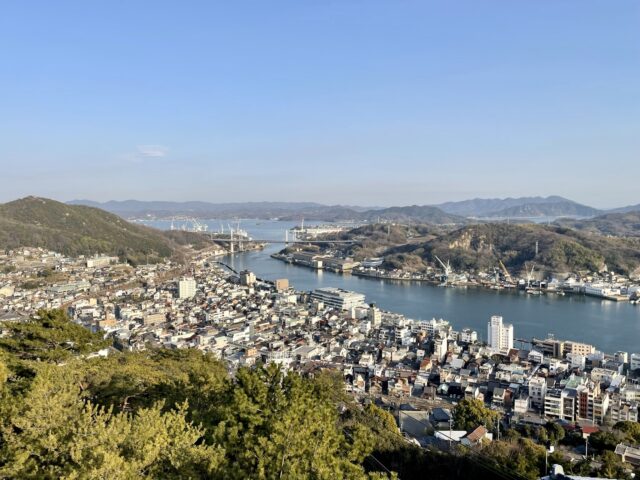 尾道は広島県東南部に位置する瀬戸内海に面した歴史ある港町。坂の街、映画の街、文学の街として知られ、レトロな街並み、寺院、尾道水道の景色が魅力。