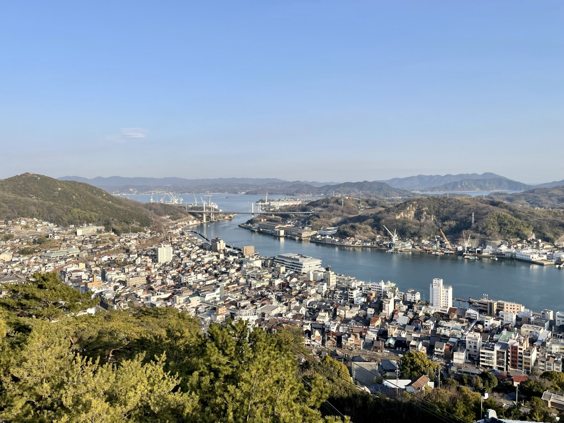 尾道は広島県東南部に位置する瀬戸内海に面した歴史ある港町。坂の街、映画の街、文学の街として知られ、レトロな街並み、寺院、尾道水道の景色が魅力。