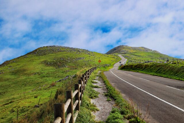 四国カルストの壮大な景色が楽しめる快走ロードは日本百名道にも選定されています