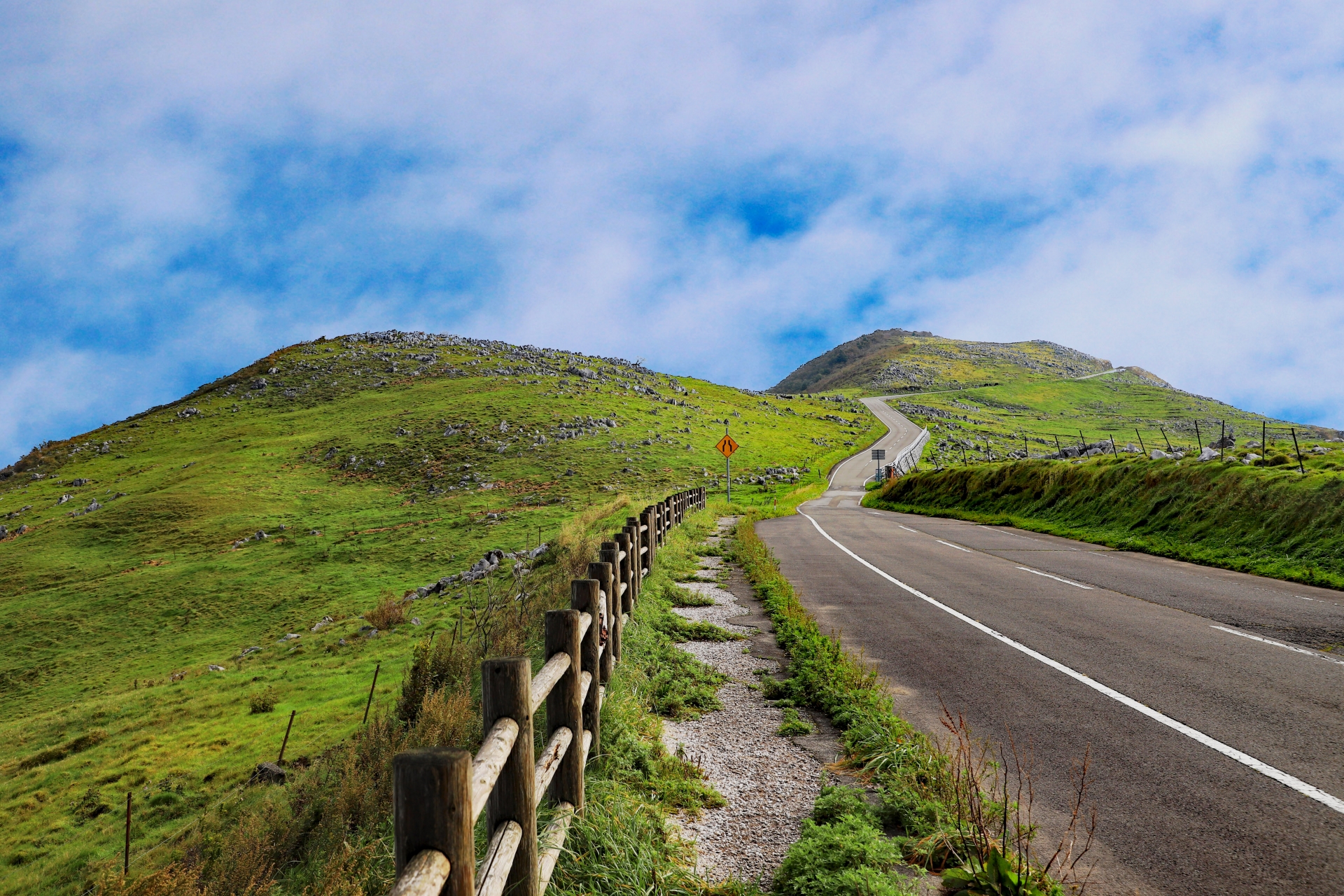 四国カルストの壮大な景色が楽しめる快走ロードは日本百名道にも選定されています