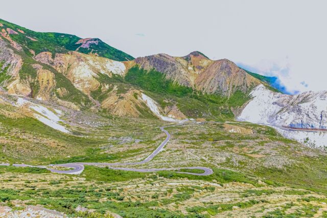 「磐梯吾妻スカイライン」は日本初の山岳道路であり、平均標高1,350mを彩る絶景に何度も訪れる人が多く日本の道100選にも選ばれています。