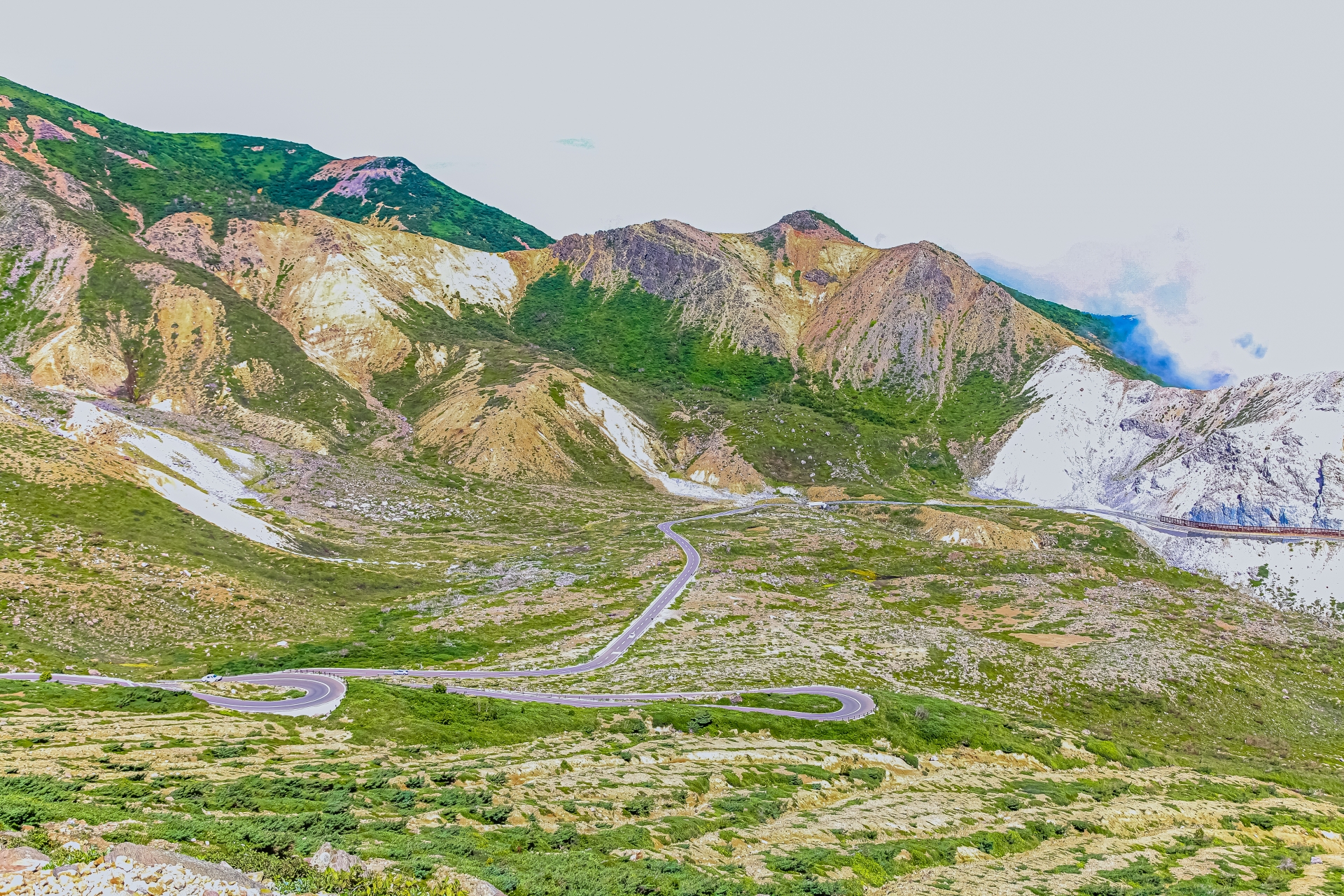 「磐梯吾妻スカイライン」は日本初の山岳道路であり、平均標高1,350mを彩る絶景に何度も訪れる人が多く日本の道100選にも選ばれています。