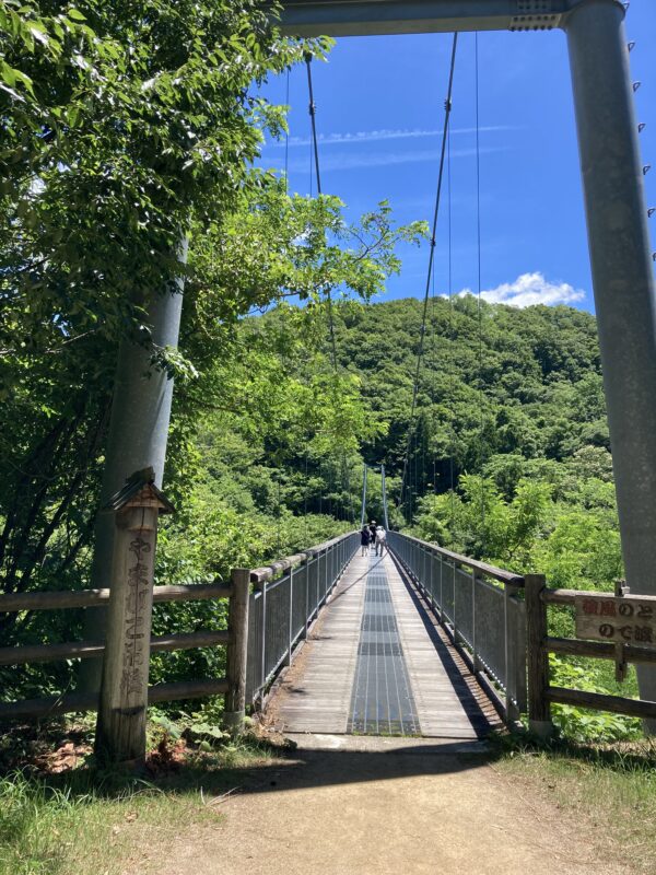 七ヶ宿町横川地区にある「やまびこ吊り橋」は延長120mの東北最大級の大きな吊り橋