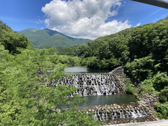七ヶ宿町横川地区にある東北最大級の吊り橋「やまびこ吊り橋」から不忘山を眺める