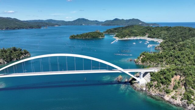 出島大橋(いずしまおおはし)は宮城県女川町の離島 出島と本土を結ぶ全長364メートルのアーチ橋