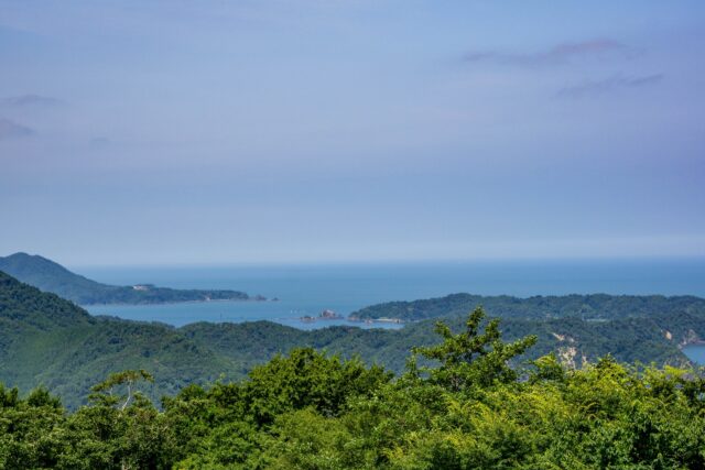 コバルトライン 大六天駐車場から望む絶景。女川町から牡鹿半島の先端まで約34kmにわたって稜線を走るコバルトブルーの海とリアス式海岸の絶景を望むワインディングロード。