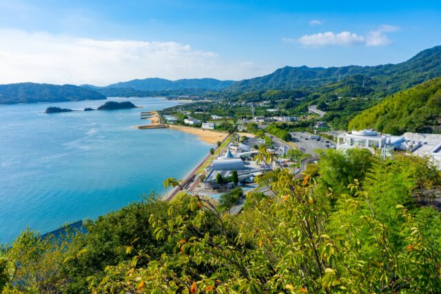 多々羅しまなみ公園は心地よい潮風と潮騒に包まれた世界有数の斜張橋「多々羅大橋」をはじめ、すがすがしい瀬戸内海の景色を一望できる人気のビューポイント。