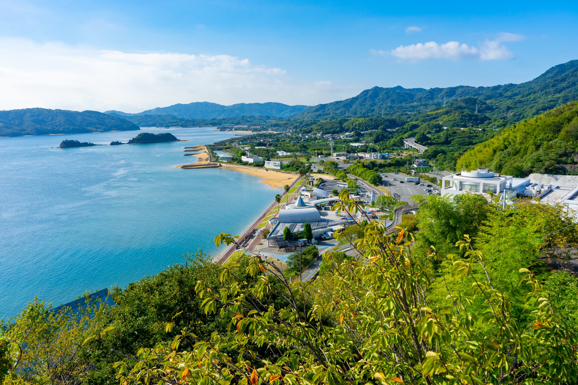 多々羅しまなみ公園は心地よい潮風と潮騒に包まれた世界有数の斜張橋「多々羅大橋」をはじめ、すがすがしい瀬戸内海の景色を一望できる人気のビューポイント。