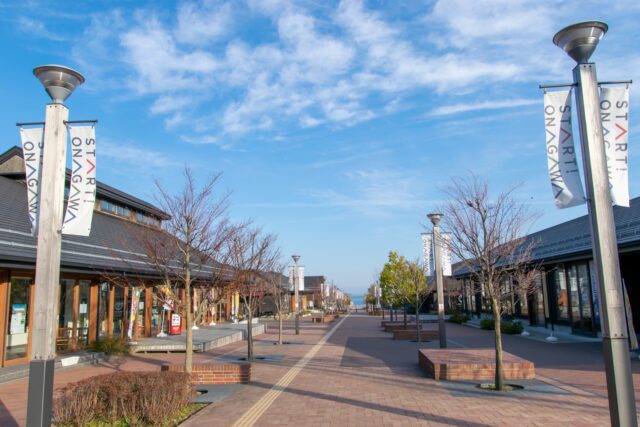 JR女川駅前にあるレンガみち沿いのテナント型商業施設「シーパルピア女川」。新鮮な魚介グルメ、特産品、体験工房、日用品など多くの店舗が集まる、観光・生活の交流拠点。