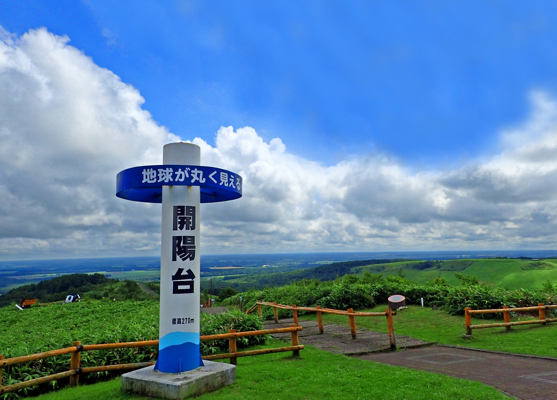 開陽台展望台からは視界330度の大パノラマが広がり北海道遺産の格子状防風林とはるかな地平線を見渡せます