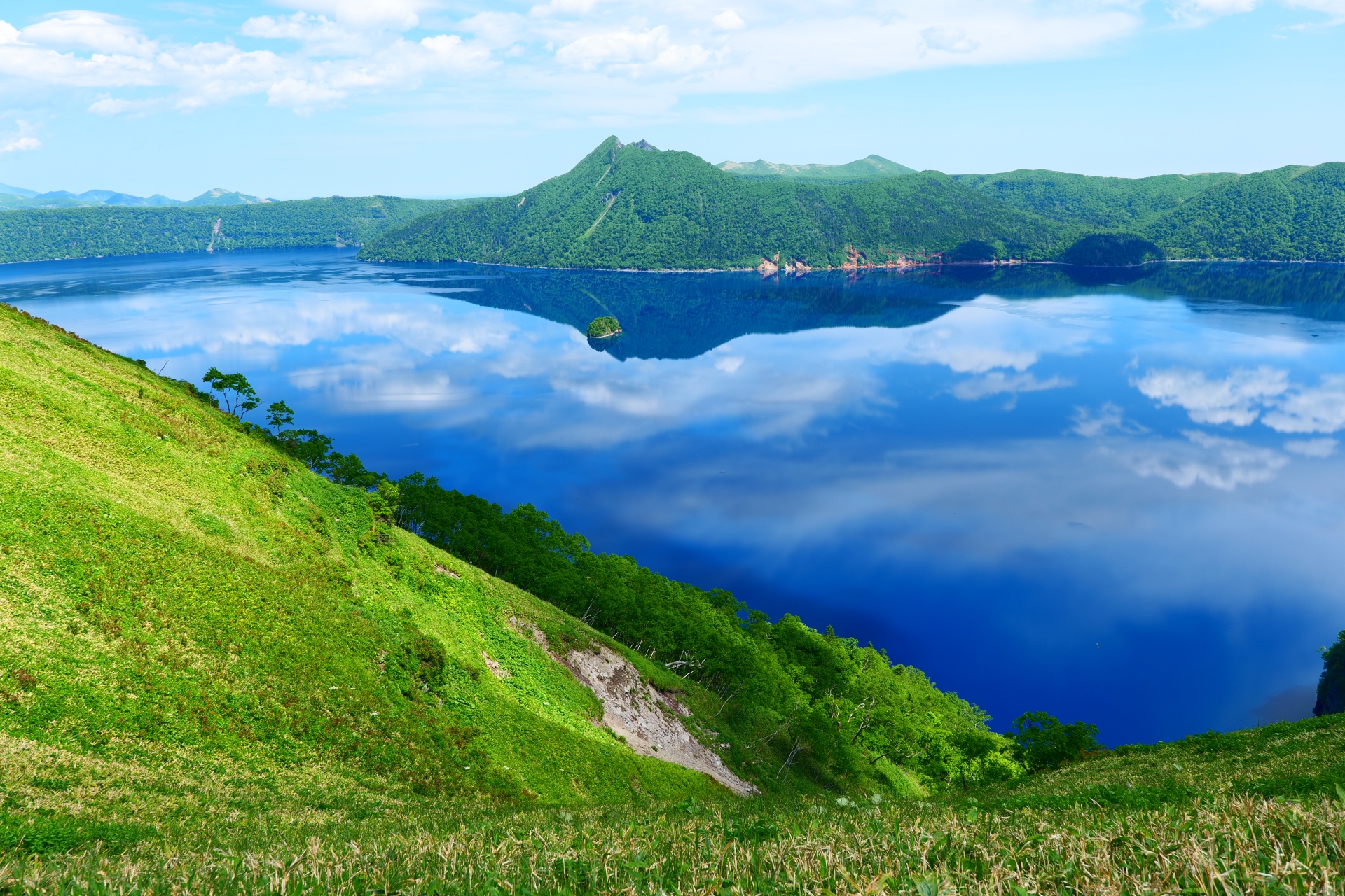 摩周湖は北海道弟子屈町にある世界屈指の透明度を誇るカルデラ湖