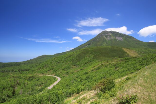 世界自然遺産 知床半島を横断する国道334号(知床横断道路)。斜里町ウトロと羅臼町を結ぶ全長約24kmのルートは北海道を代表する絶景ドライブコース。