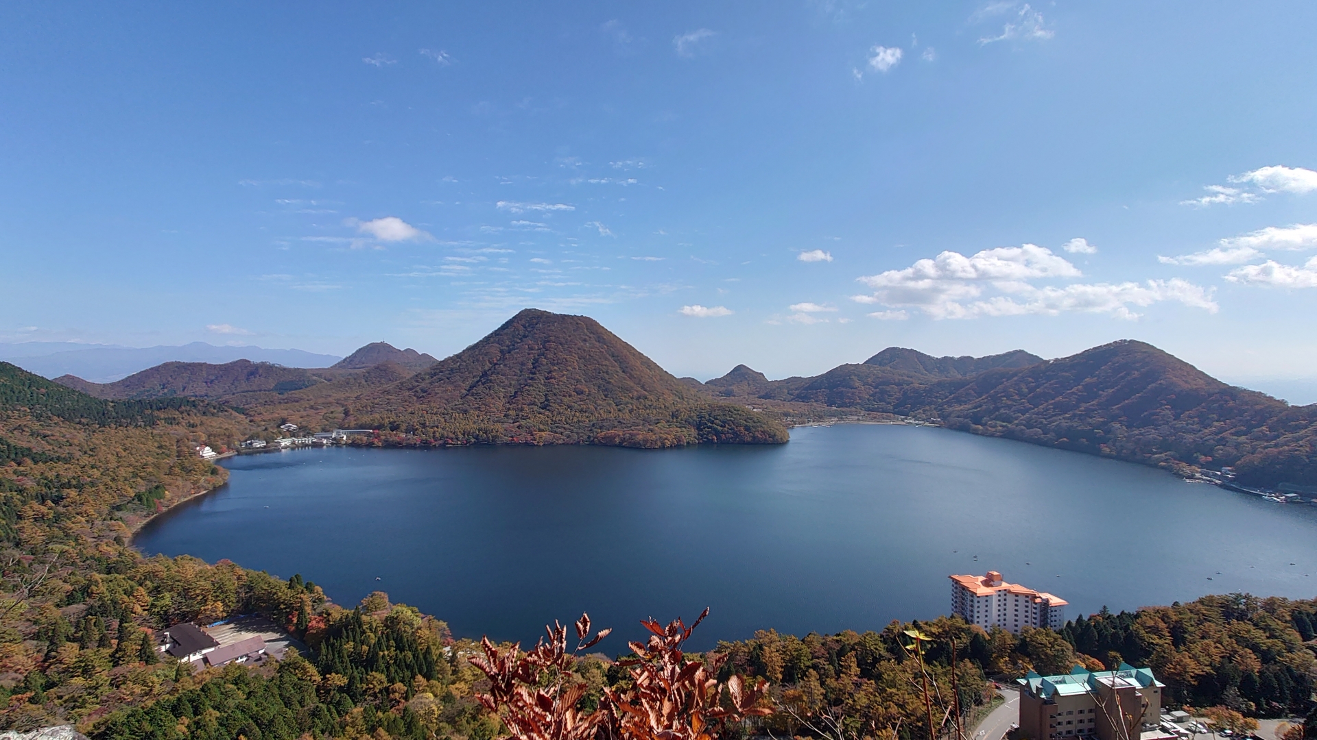 山々に囲まれた榛名湖へ
