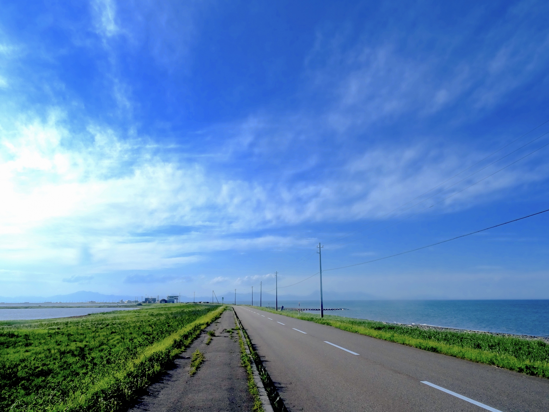 野付半島は日本最大の砂嘴(さす)で砂が堆積してできた島。複雑に入り組んだ海岸線には、初夏になると色鮮やかな高山植物が平地ながら咲き誇り原生花園を美しく彩ります。