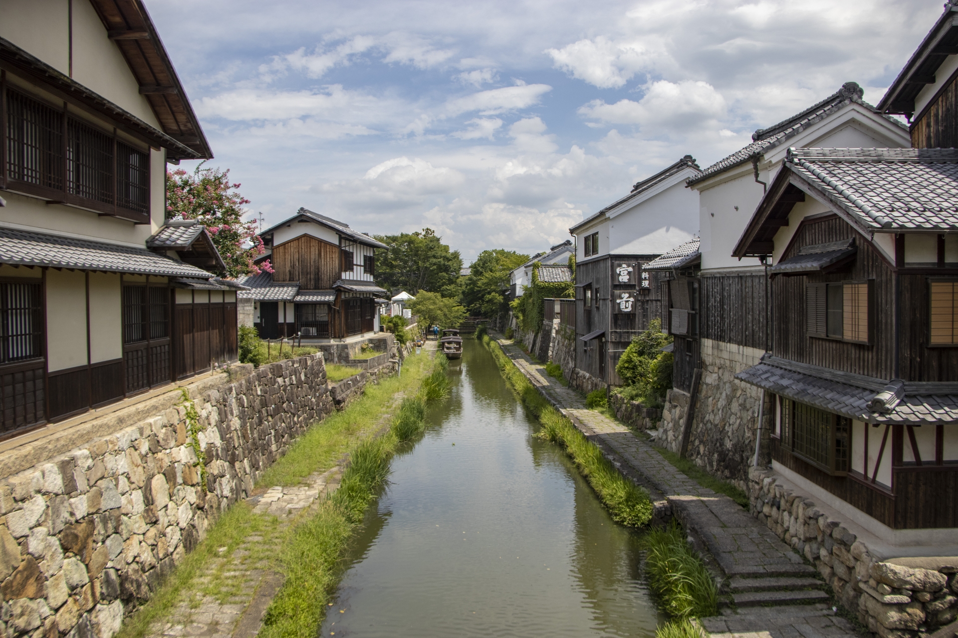 「八幡堀」は天正13年(1585年)に豊臣秀次が八幡山に城を築き開町したことに始まります。八幡堀と琵琶湖とを繋ぎ、湖上を往来する船を城下内に寄港させることで、人、物、情報を集め、楽市楽座制を実施することで城下を大いに活気づけた。