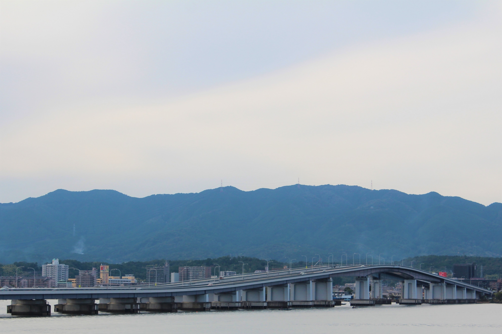 1964年9月に琵琶湖を初めて横断し、湖の東と西を直結させた「琵琶湖大橋」