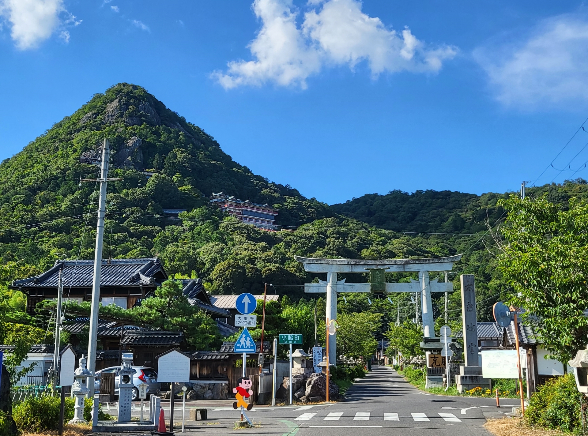 勝利と幸福を授ける神として全国から信仰を集め、神宿る霊山と仰がれてきた滋賀県東近江市の赤神山に鎮座する「太郎坊宮」