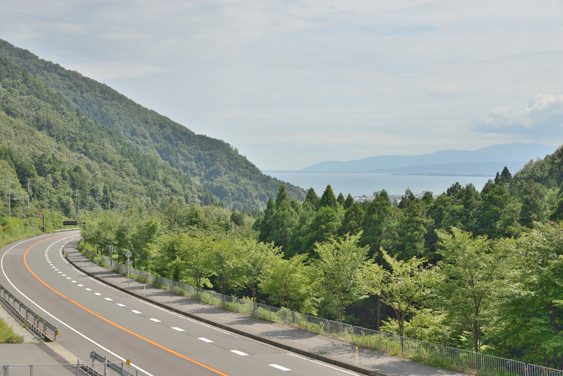 古くから北陸と京都を結ぶ交通の要衝であり初めて琵琶湖(北びわ湖)を望むことができる絶景ポイントとして知られる「追坂峠」